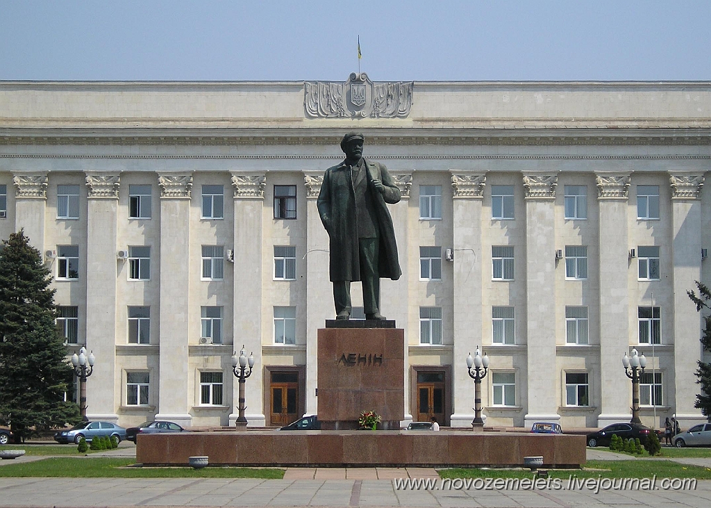 Площадь херсона. Памятник Ленину в Херсоне. Херсон площадь свободы. Памятник Ленину на площади свободы. Херсон площадь Ленина.